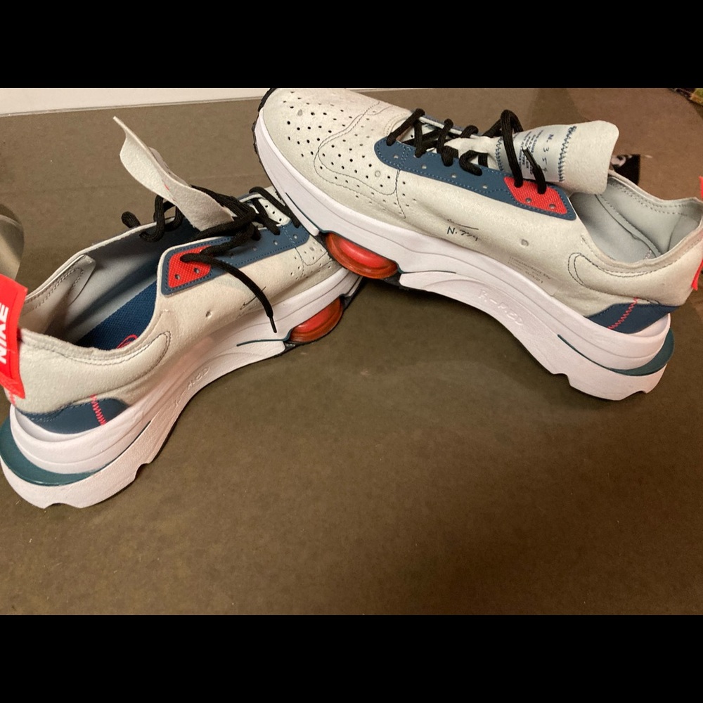 Brand new never been worn Nike running shoe.